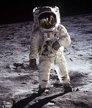 Astronauts Are Taller When They Are In SPACE 2 Neil Armstrong/wikipedia
