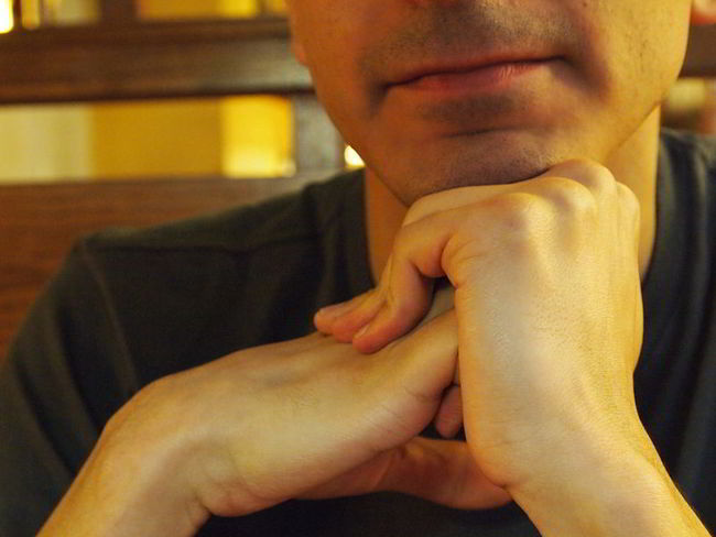 Cracking your knuckles does not actually hurt your bones or cause arthritis. The sound you hear is just gas bubbles bursting. 2 Jaysin Trevino/wikimedia