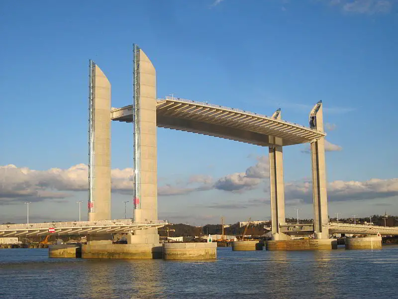 A bridge that rises 77 meters to allow passage of ships in France 2 Prométhée33/wikipedia
