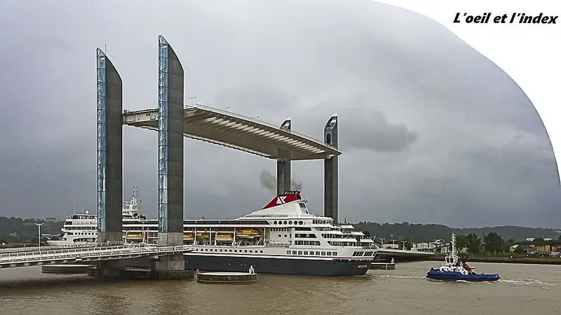 A bridge that rises 77 meters to allow passage of ships in France 4 Patrice CALATAYU/flickr