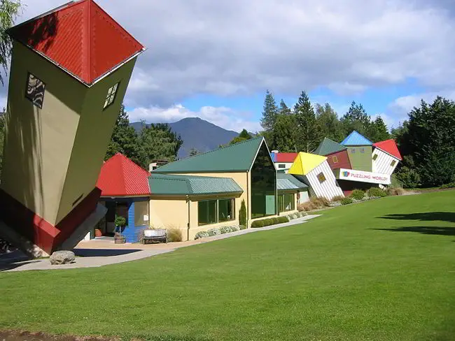 THE 10 WORLD'S STRANGEST AND FUNNIEST BUILDINGS 14 Yogi de/wikimedia