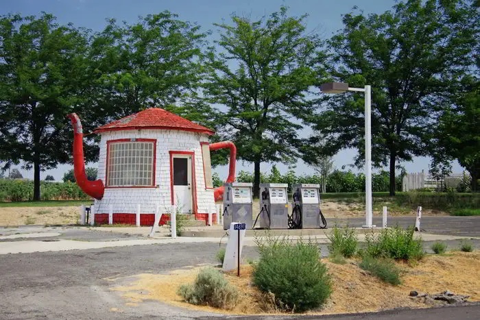 THE 10 WORLD'S STRANGEST AND FUNNIEST BUILDINGS 3 The Teapot Dome (2)