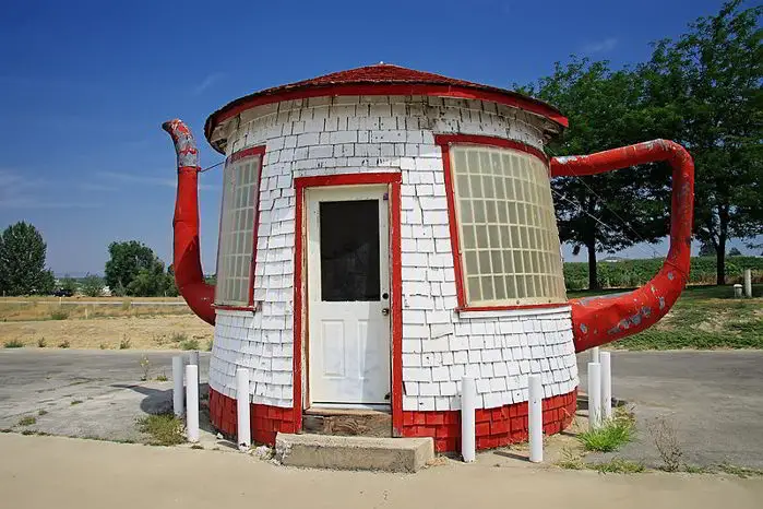 THE 10 WORLD'S STRANGEST AND FUNNIEST BUILDINGS 2 Steven Pavlov/wikimedia