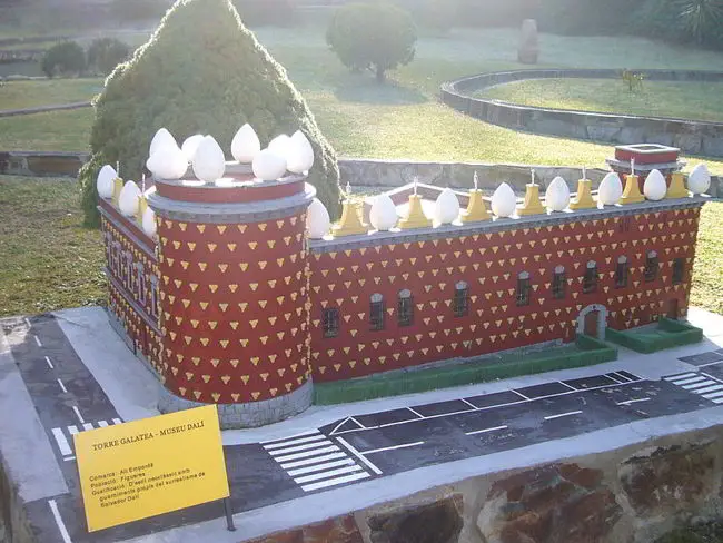 THE 10 WORLD'S STRANGEST AND FUNNIEST BUILDINGS 7 Enfo/wikimedia