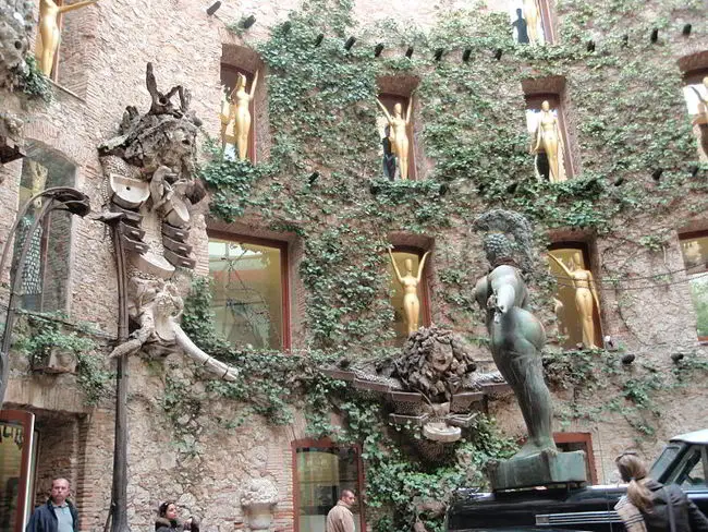 THE 10 WORLD'S STRANGEST AND FUNNIEST BUILDINGS 8 Enfo/wikimedia