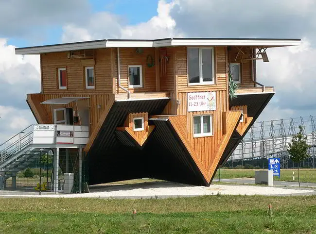 THE 10 WORLD'S STRANGEST AND FUNNIEST BUILDINGS 13 Axel Hindemith/wikimedia
