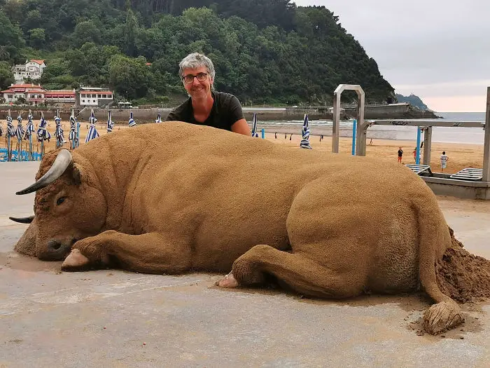 Artist creates detailed sand sculptures