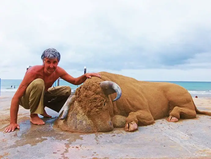 Artist creates detailed sand sculptures