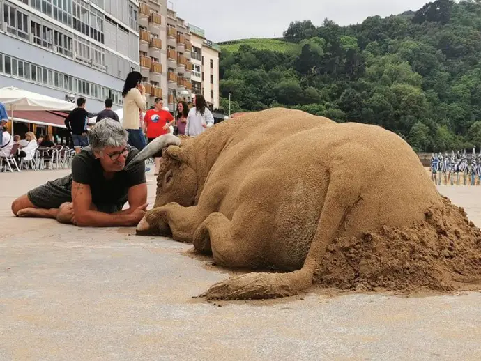 Artist creates detailed sand sculptures