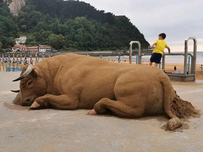 Artist creates detailed sand sculptures